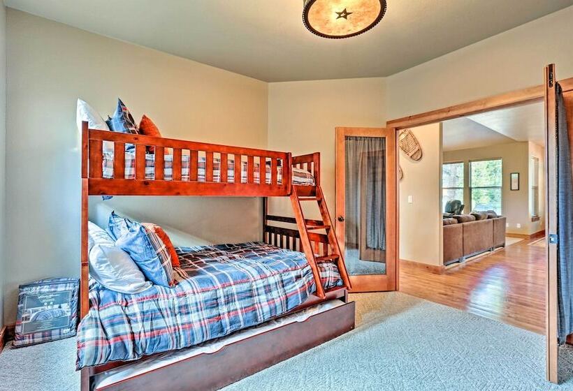 Spacious Sunriver Home W/ Hot Tub & Gas Grill