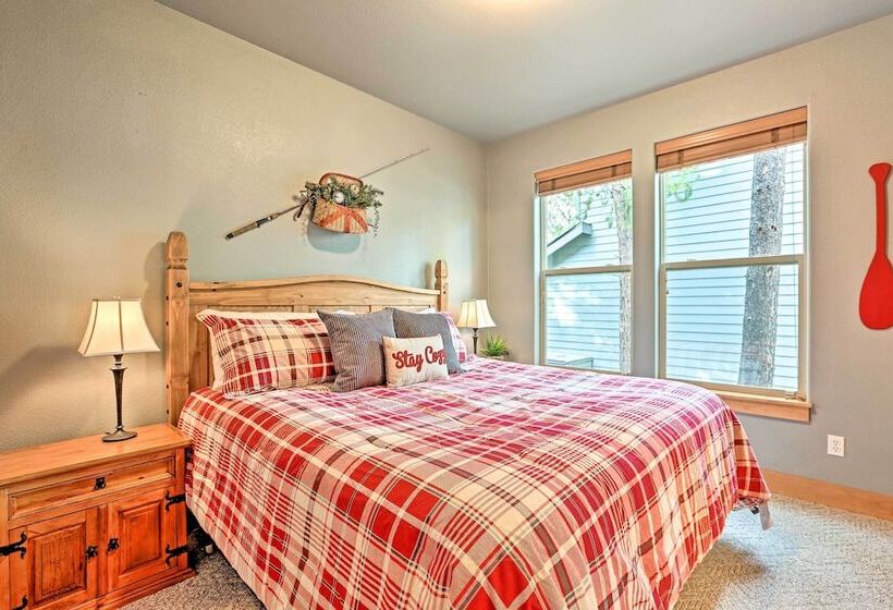 Spacious Sunriver Home W/ Hot Tub & Gas Grill