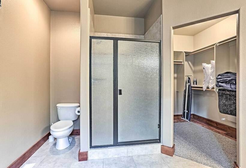 Spacious Sunriver Home W/ Hot Tub & Gas Grill