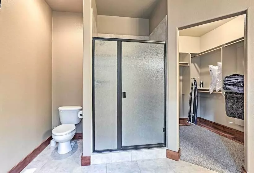 Spacious Sunriver Home W/ Hot Tub & Gas Grill