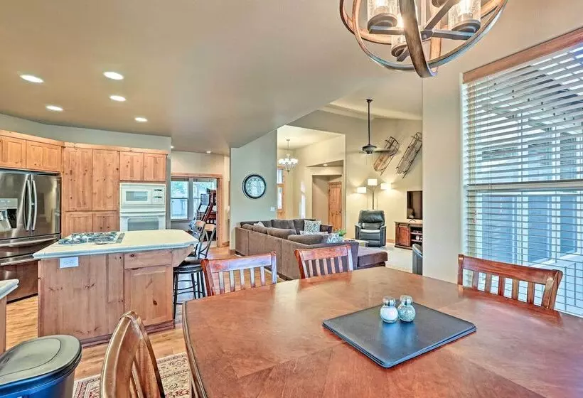 Spacious Sunriver Home W/ Hot Tub & Gas Grill