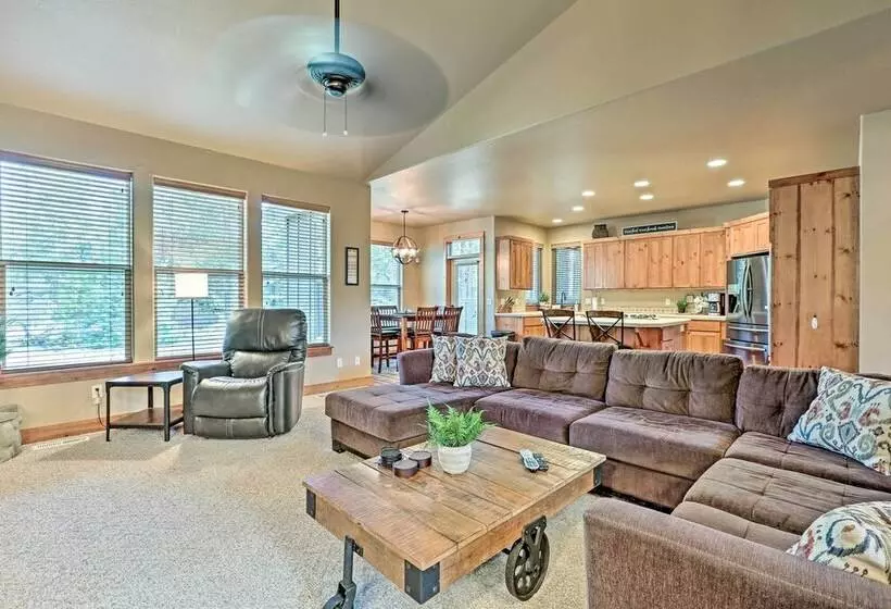 Spacious Sunriver Home W/ Hot Tub & Gas Grill
