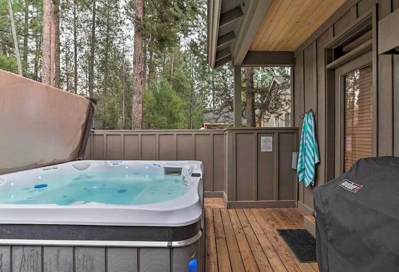 Spacious Sunriver Home W/ Hot Tub & Gas Grill
