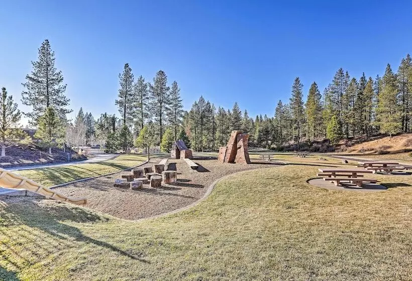 Spacious Sunriver Home W/ Hot Tub & Gas Grill