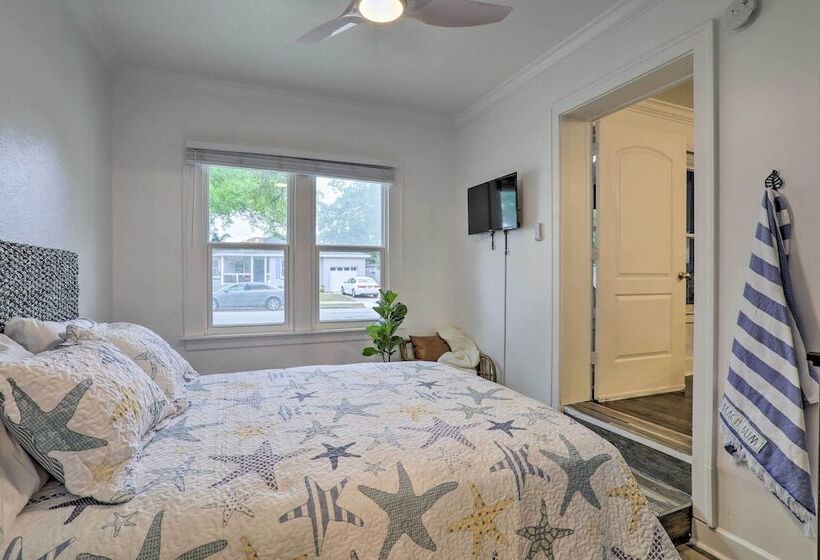 St Petersburg Escape W/ Fenced Yard + Games!