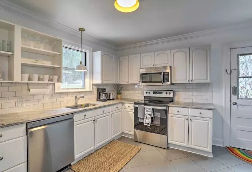 St Petersburg Escape W/ Fenced Yard + Games!