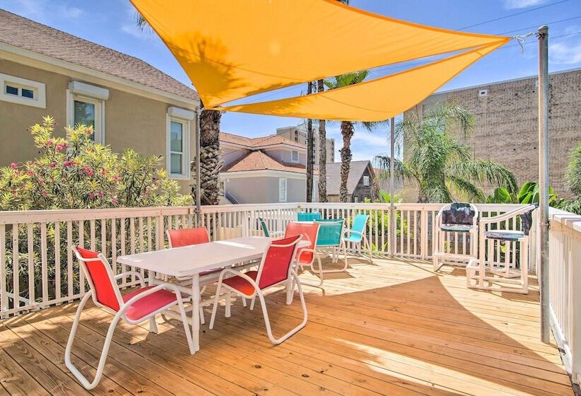 Sunny South Padre Home   Steps To The Beach!
