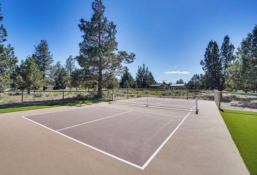 Pickleball Country Retreat In Bend!
