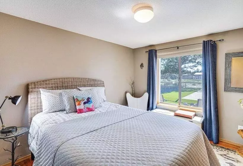 Pickleball Country Retreat In Bend!