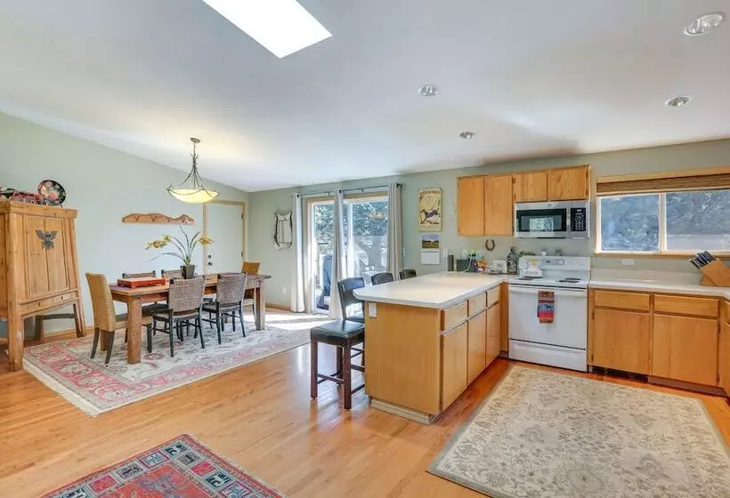 Pickleball Country Retreat In Bend!