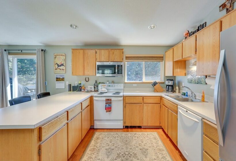 Pickleball Country Retreat In Bend!