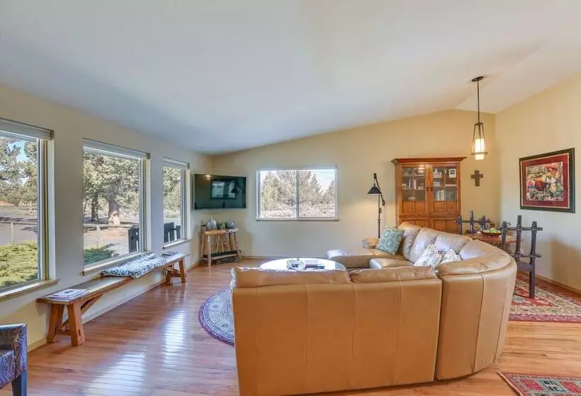 Pickleball Country Retreat In Bend!