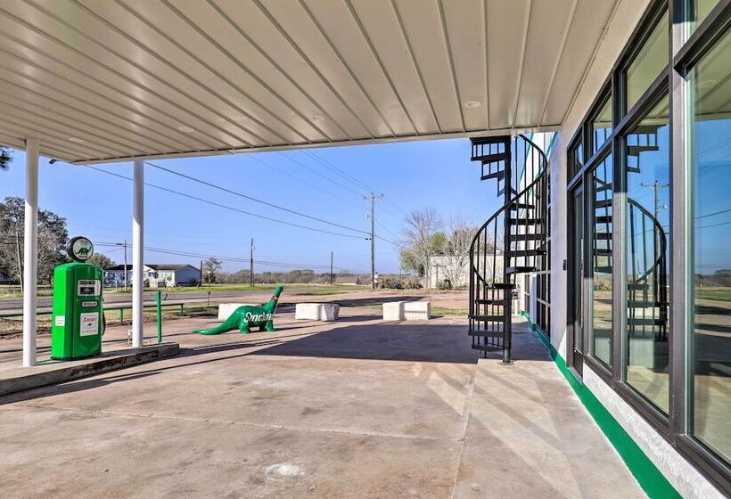 Unique Texas Home In Converted Gas Station!