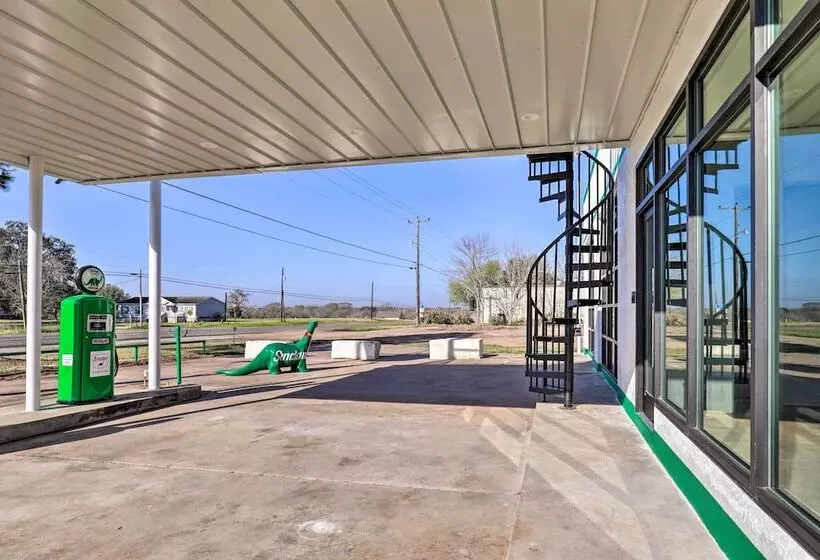 Unique Texas Home In Converted Gas Station!