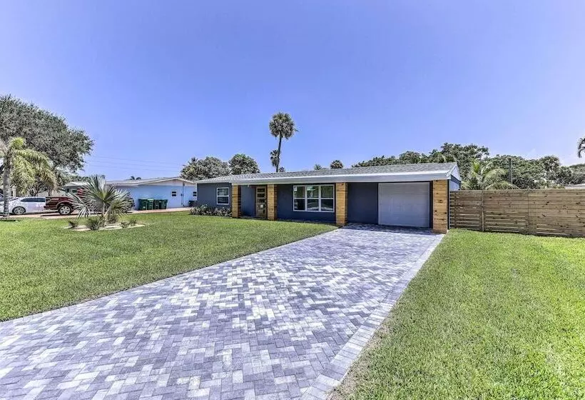 Beach House W/ Outdoor Kitchen, Walk To Coast