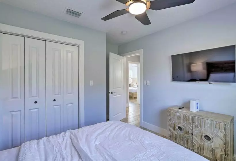 Beach House W/ Outdoor Kitchen, Walk To Coast