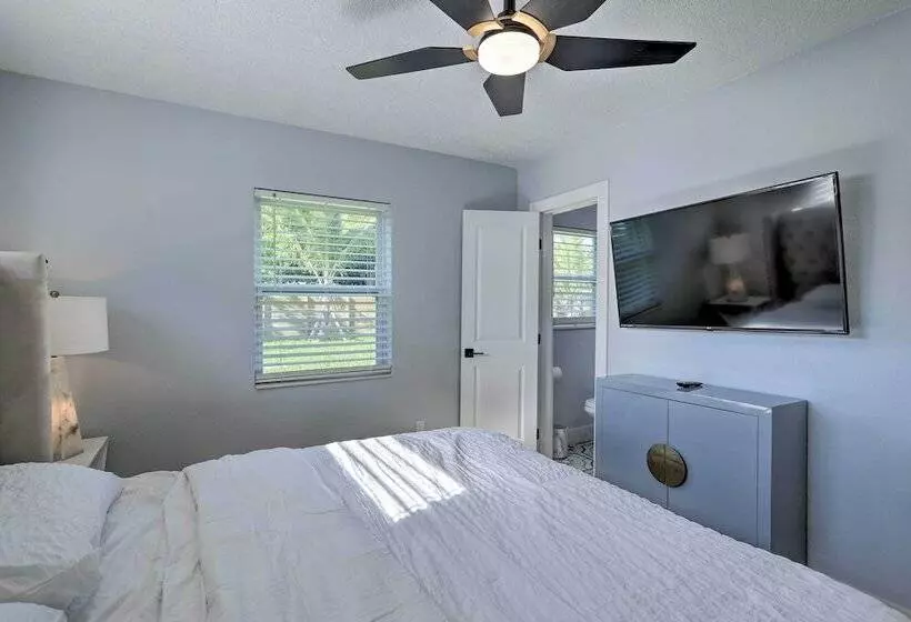 Beach House W/ Outdoor Kitchen, Walk To Coast