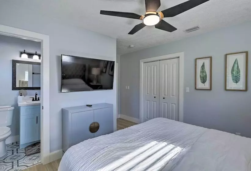 Beach House W/ Outdoor Kitchen, Walk To Coast