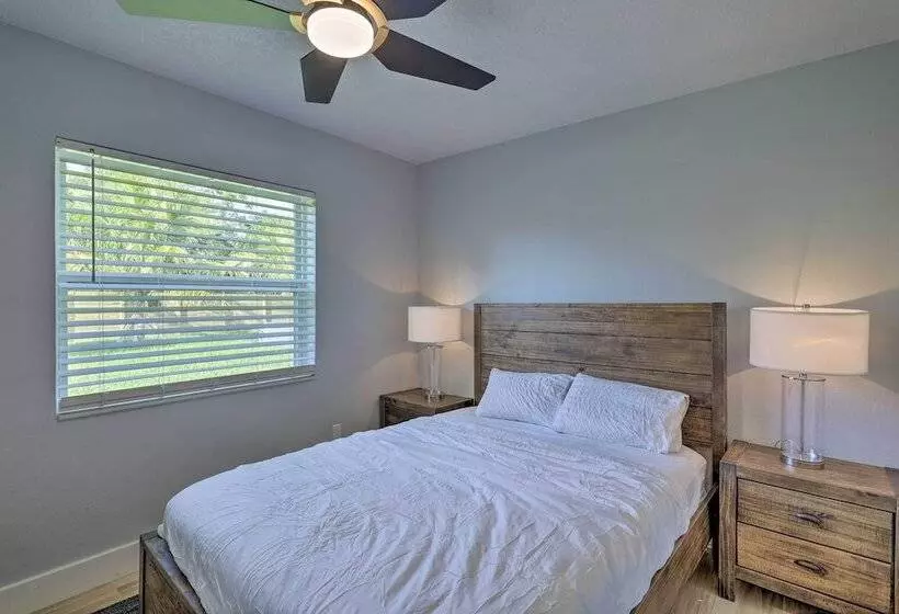 Beach House W/ Outdoor Kitchen, Walk To Coast