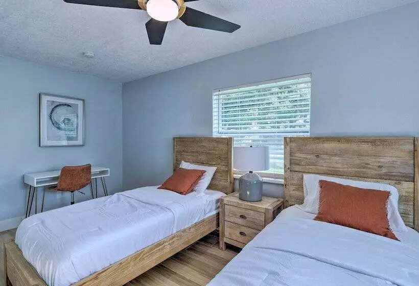 Beach House W/ Outdoor Kitchen, Walk To Coast