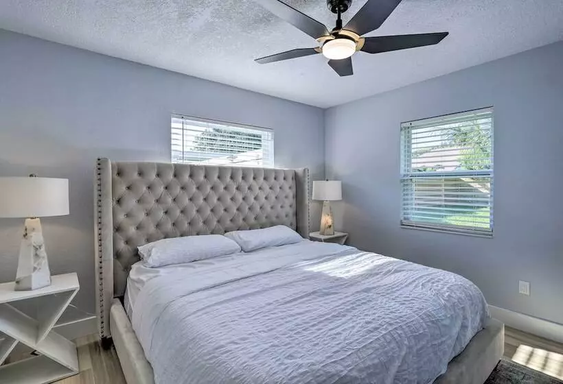 Beach House W/ Outdoor Kitchen, Walk To Coast