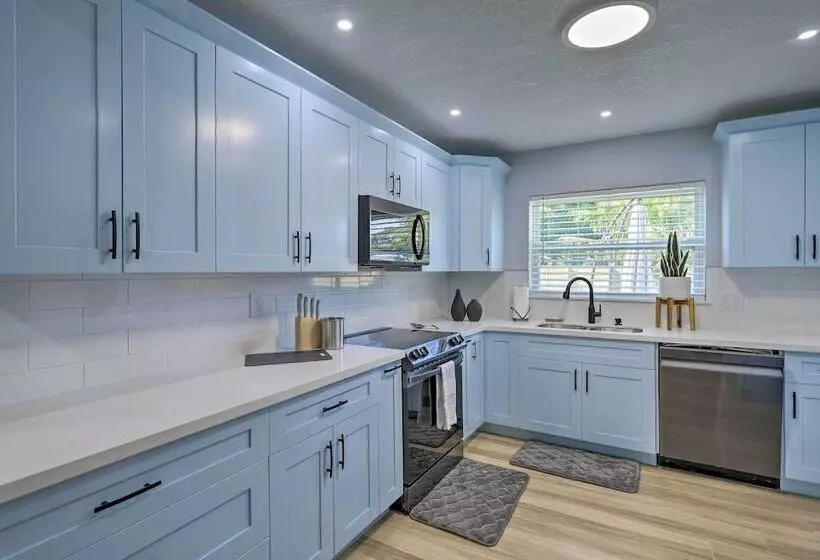 Beach House W/ Outdoor Kitchen, Walk To Coast