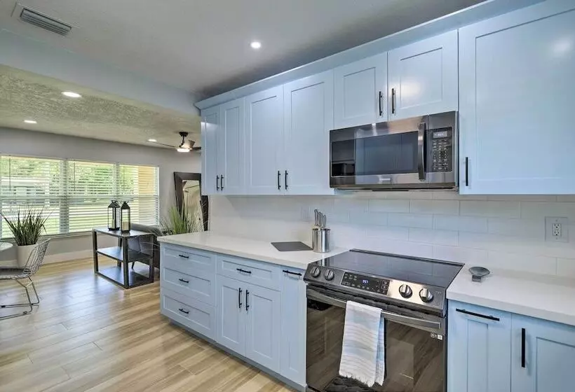 Beach House W/ Outdoor Kitchen, Walk To Coast