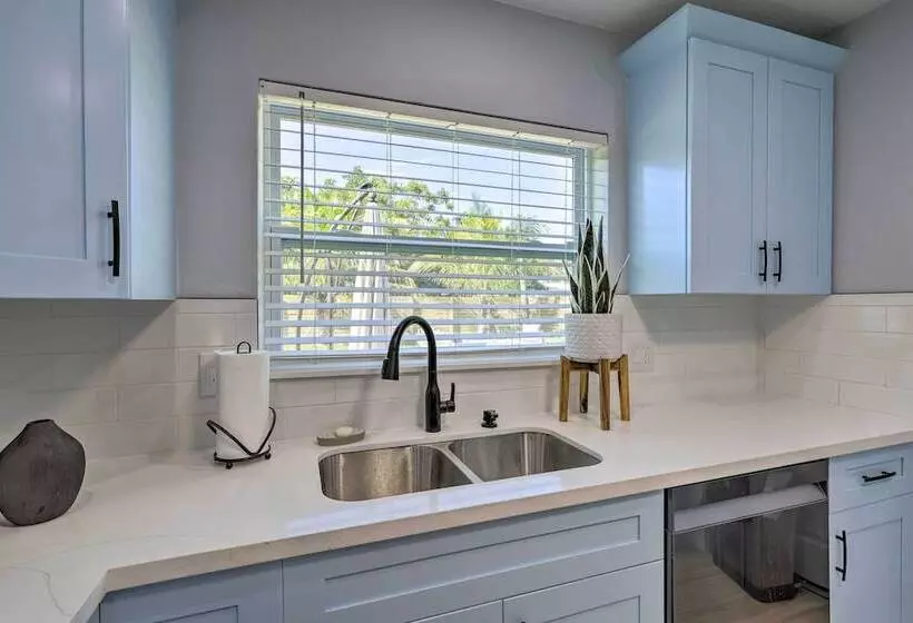 Beach House W/ Outdoor Kitchen, Walk To Coast
