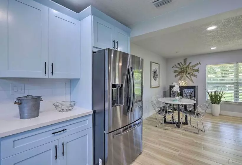 Beach House W/ Outdoor Kitchen, Walk To Coast
