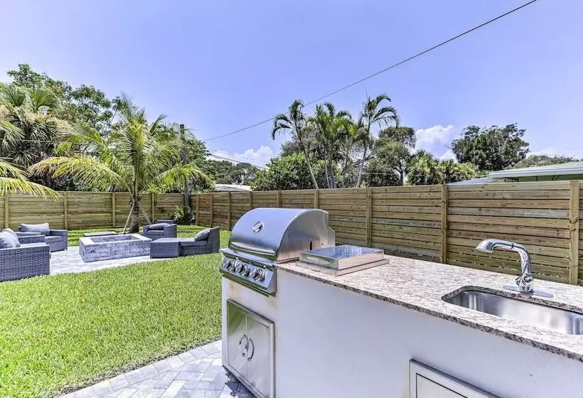 Beach House W/ Outdoor Kitchen, Walk To Coast