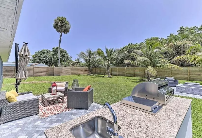 Beach House W/ Outdoor Kitchen, Walk To Coast