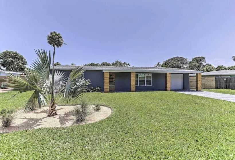 Beach House W/ Outdoor Kitchen, Walk To Coast