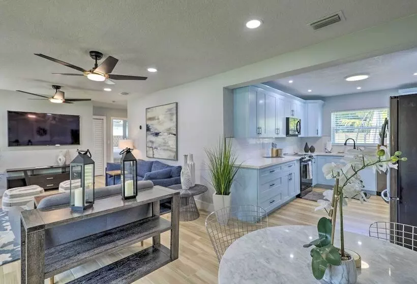 Beach House W/ Outdoor Kitchen, Walk To Coast