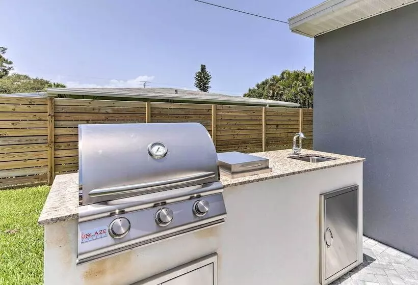 Beach House W/ Outdoor Kitchen, Walk To Coast