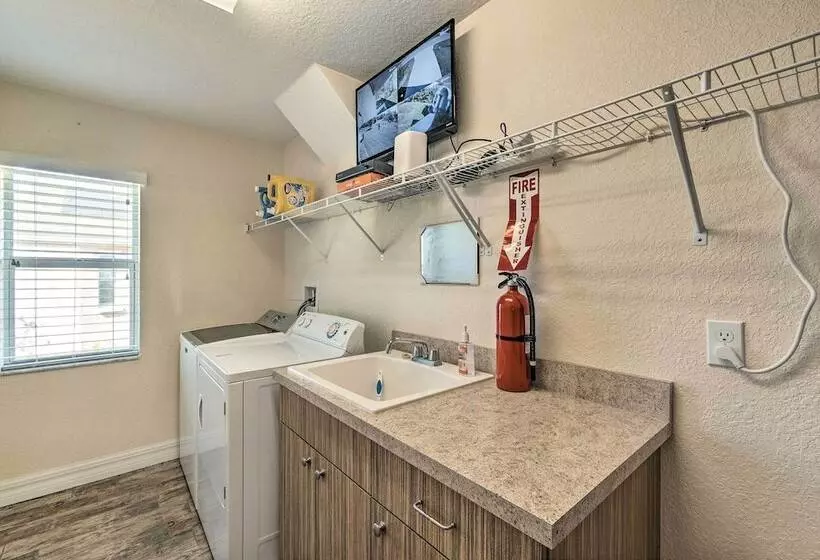 Beautiful Port Charlotte Home, 6 Mi To Beach!