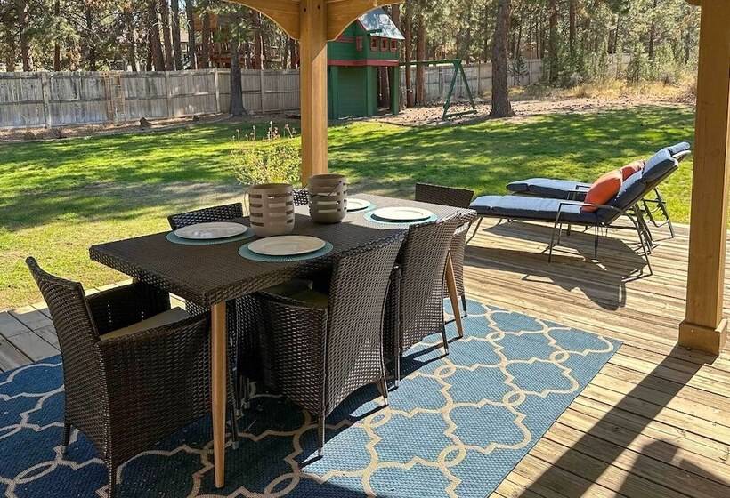 Bend Hideaway On 3 Acres With Decks + Fire Pit!