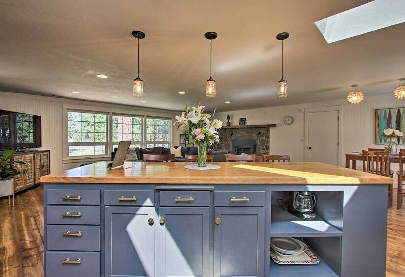 Bend Hideaway On 3 Acres With Decks + Fire Pit!