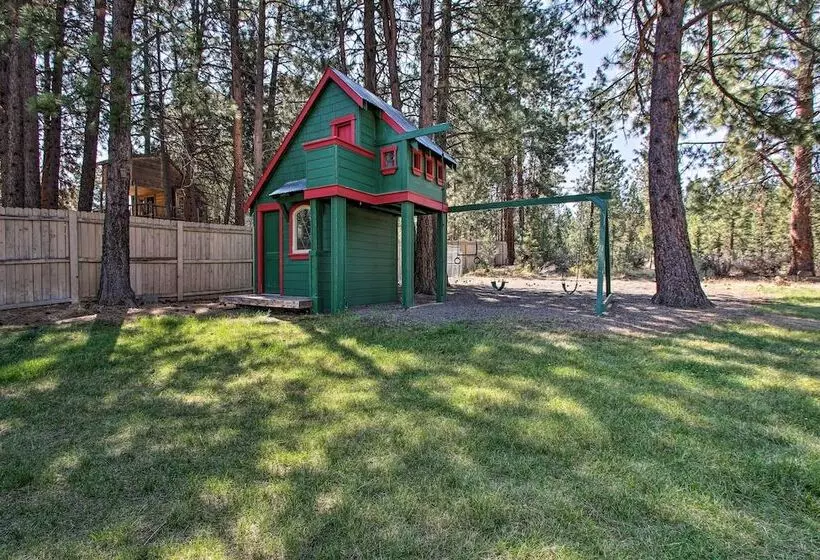 Bend Hideaway On 3 Acres With Decks + Fire Pit!