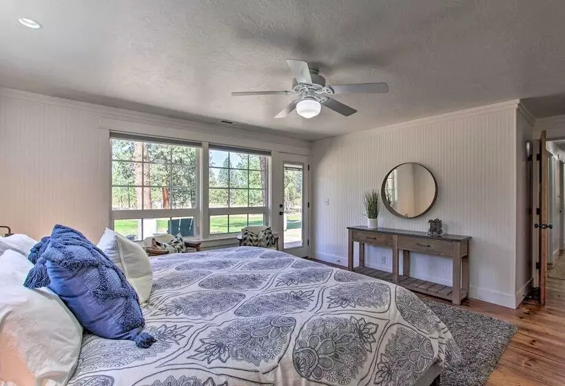 Bend Hideaway On 3 Acres With Decks + Fire Pit!