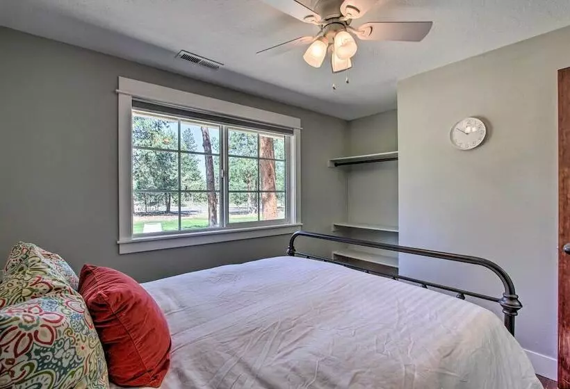 Bend Hideaway On 3 Acres With Decks + Fire Pit!