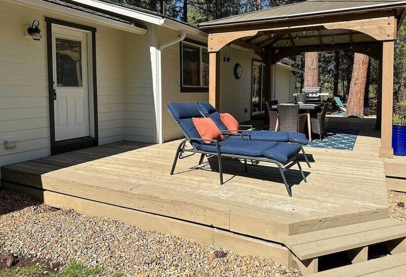 Bend Hideaway On 3 Acres With Decks + Fire Pit!