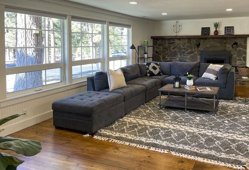 Bend Hideaway On 3 Acres With Decks + Fire Pit!