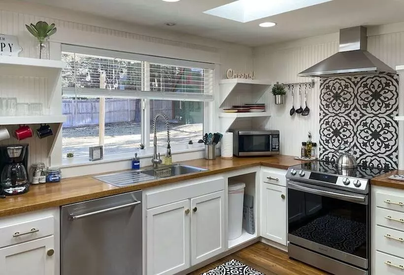 Bend Hideaway On 3 Acres With Decks + Fire Pit!