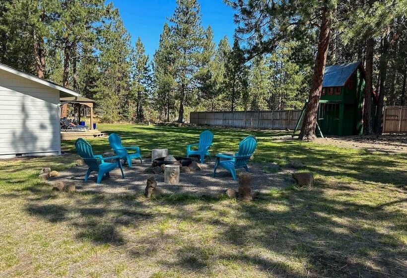 Bend Hideaway On 3 Acres With Decks + Fire Pit!