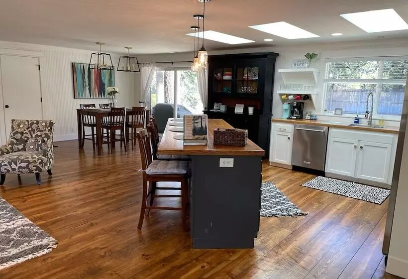 Bend Hideaway On 3 Acres With Decks + Fire Pit!