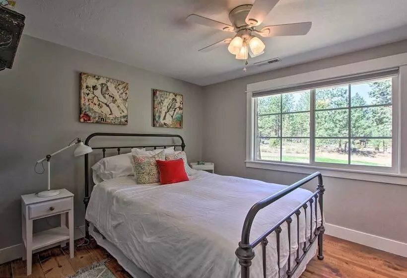Bend Hideaway On 3 Acres With Decks + Fire Pit!