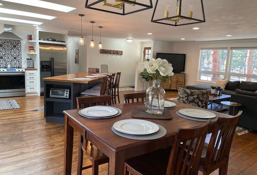Bend Hideaway On 3 Acres With Decks + Fire Pit!