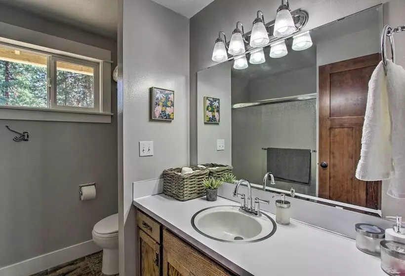 Bend Hideaway On 3 Acres With Decks + Fire Pit!