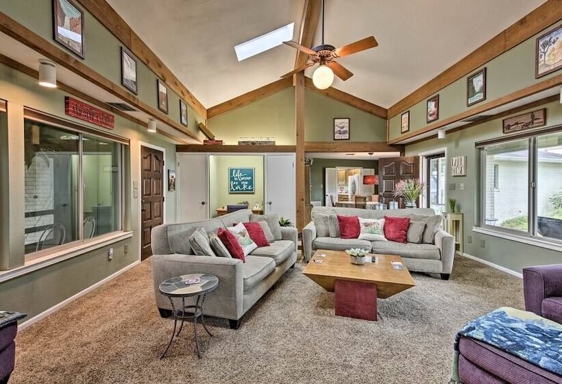 Canyon Lake Home W/ Yard 1/2 Mi To Boat Launch!