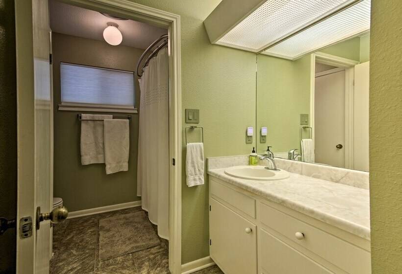 Canyon Lake Home W/ Yard 1/2 Mi To Boat Launch!